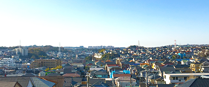 家々が立ち並ぶ住宅街の遠景